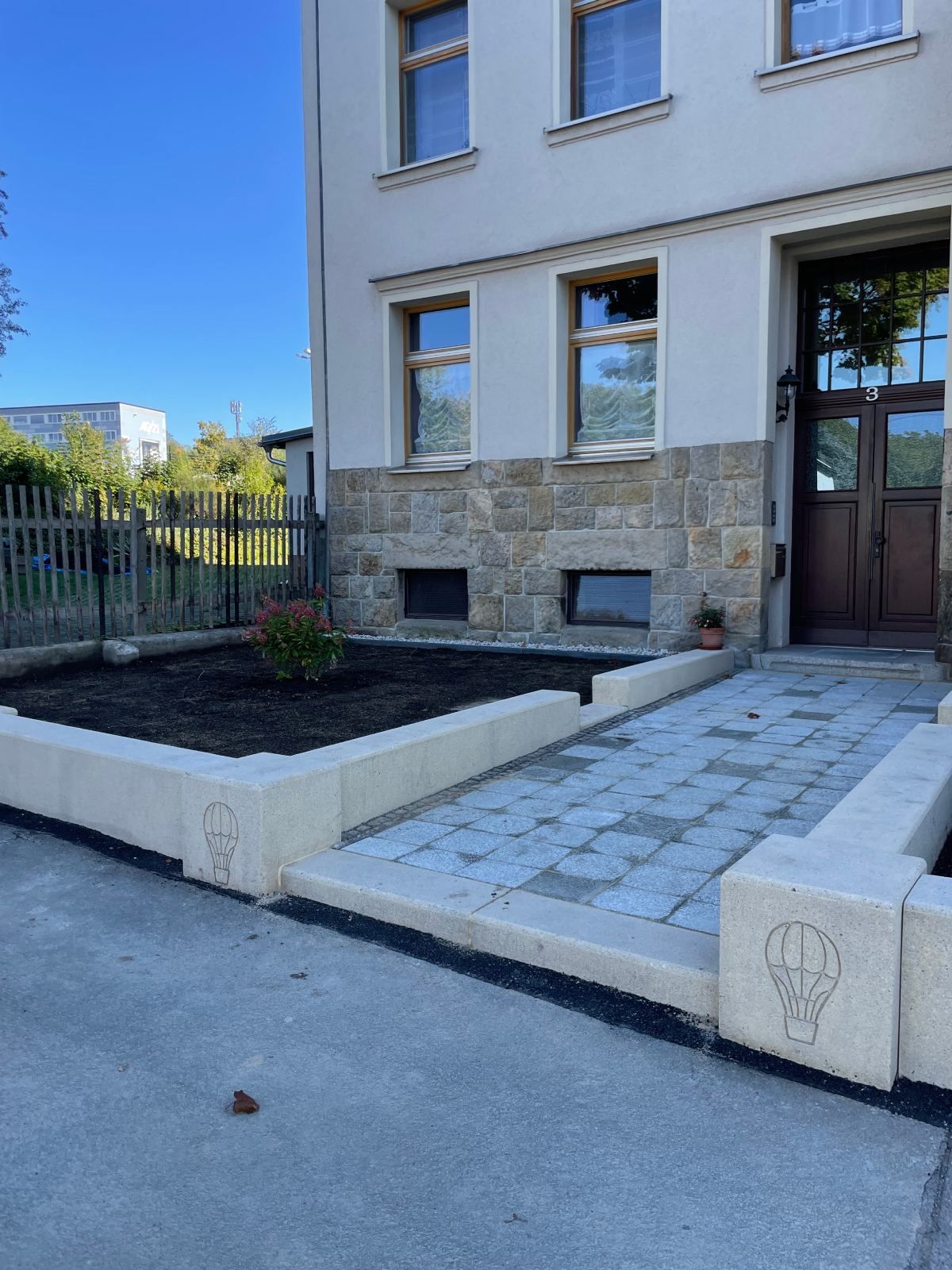 Grundstückseinfriedung und Hauszugang