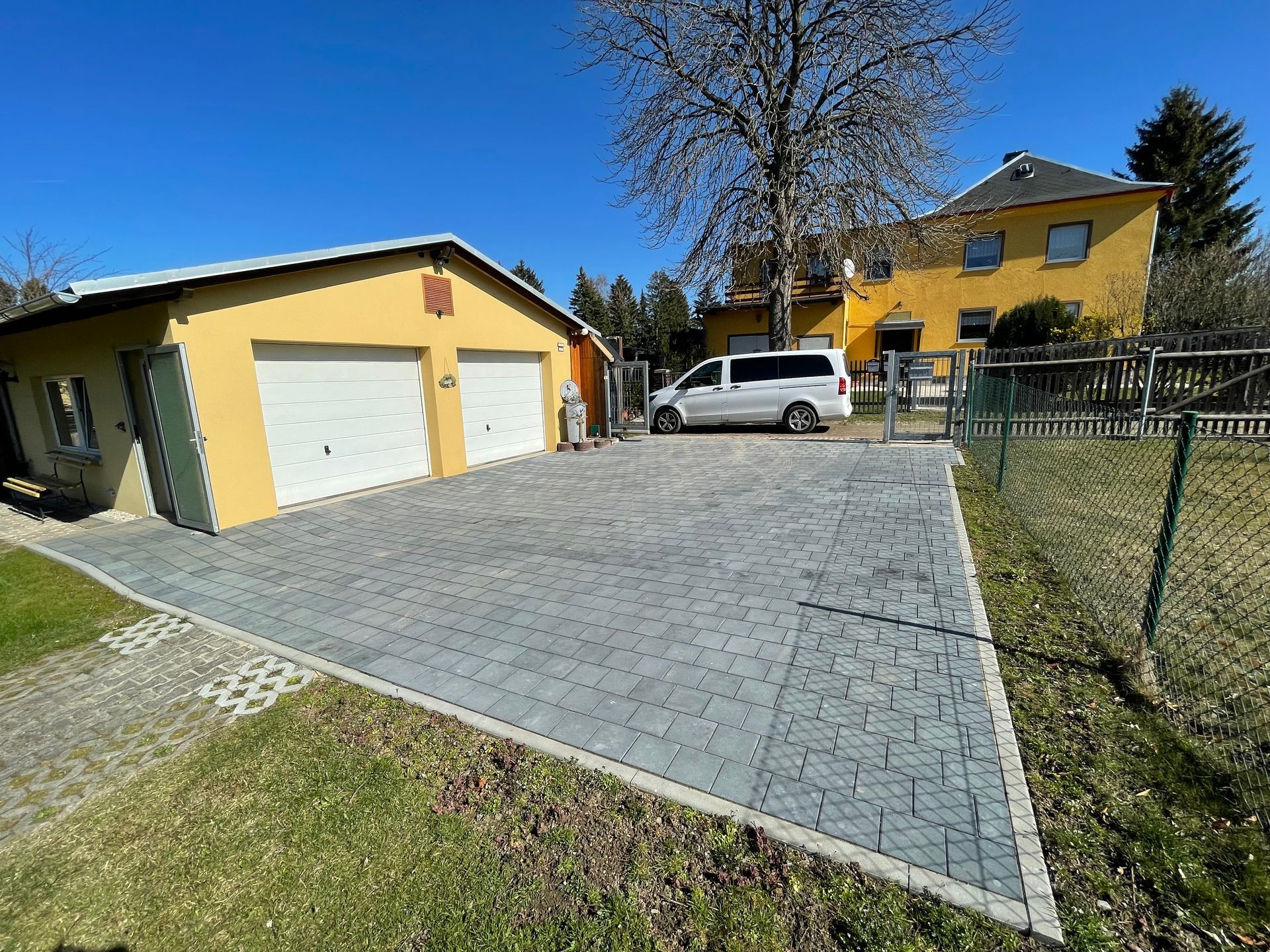 Garagenzufahrt und PKW-Stellplatz