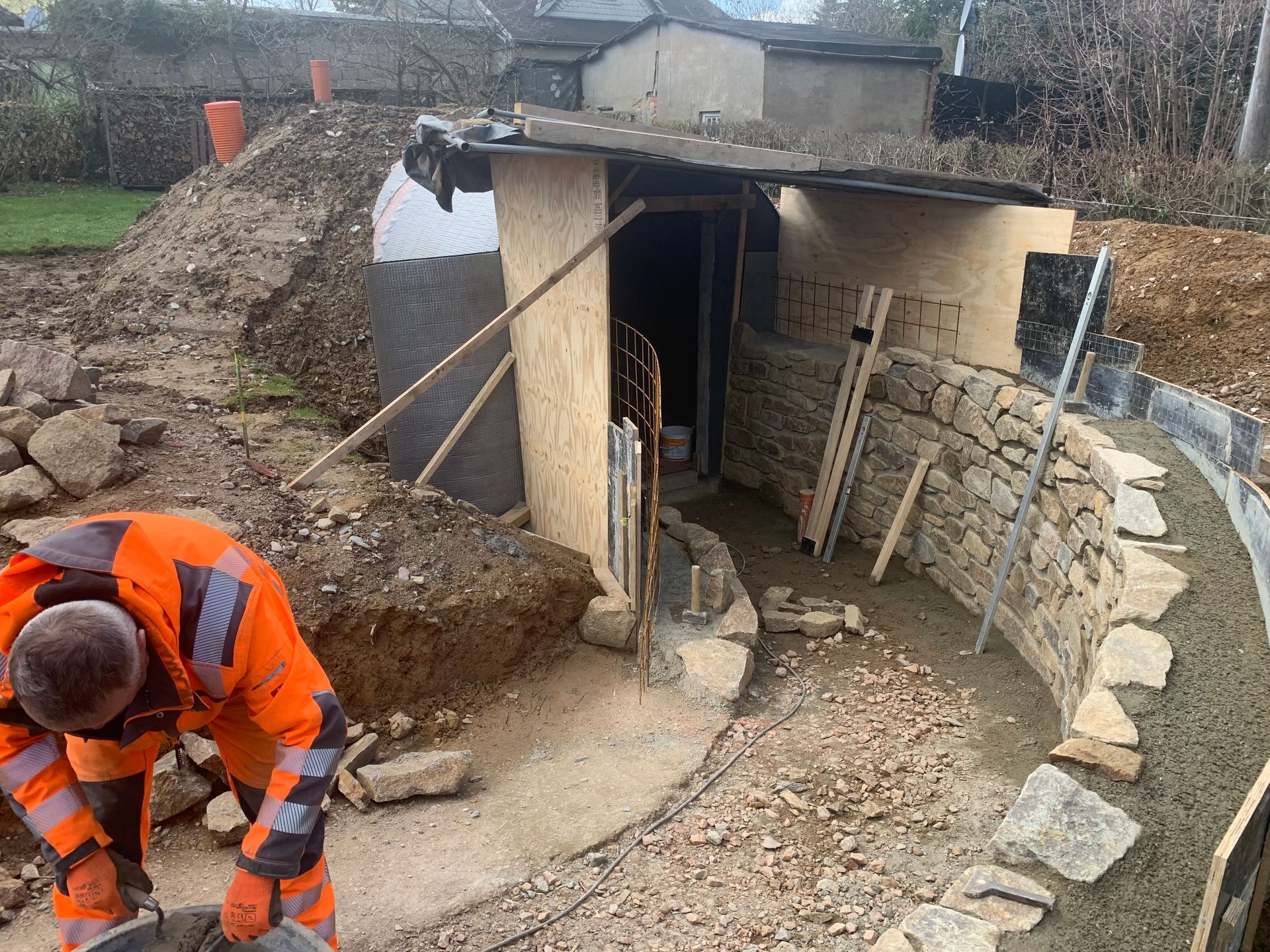 Setzen einer Natursteinmauer 