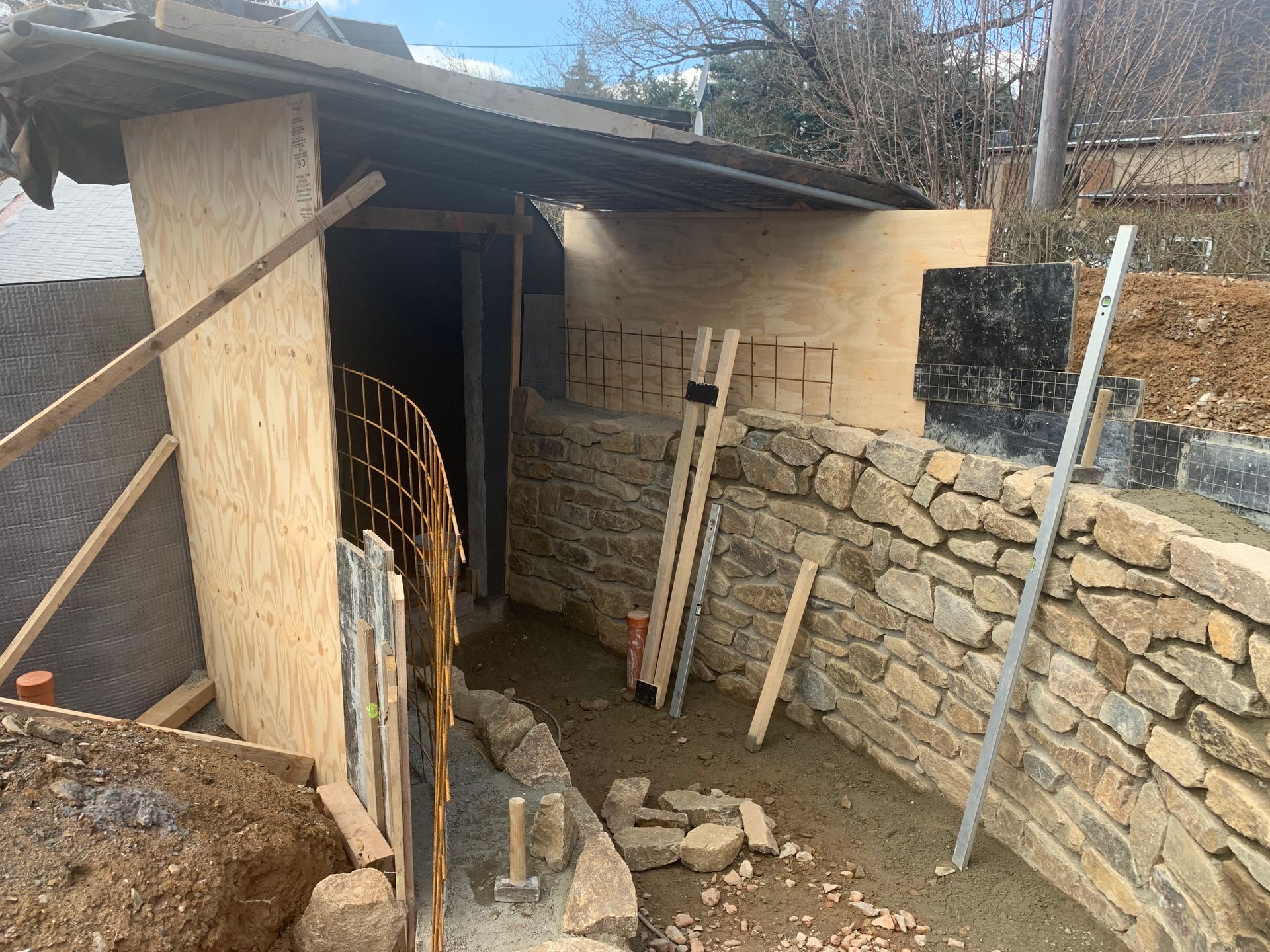 Setzen einer Natursteinmauer 