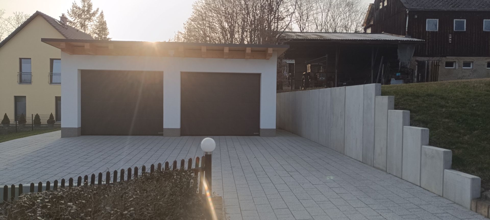 Bau einer Doppelgarage einschl. Gestaltung der Außenanlagen