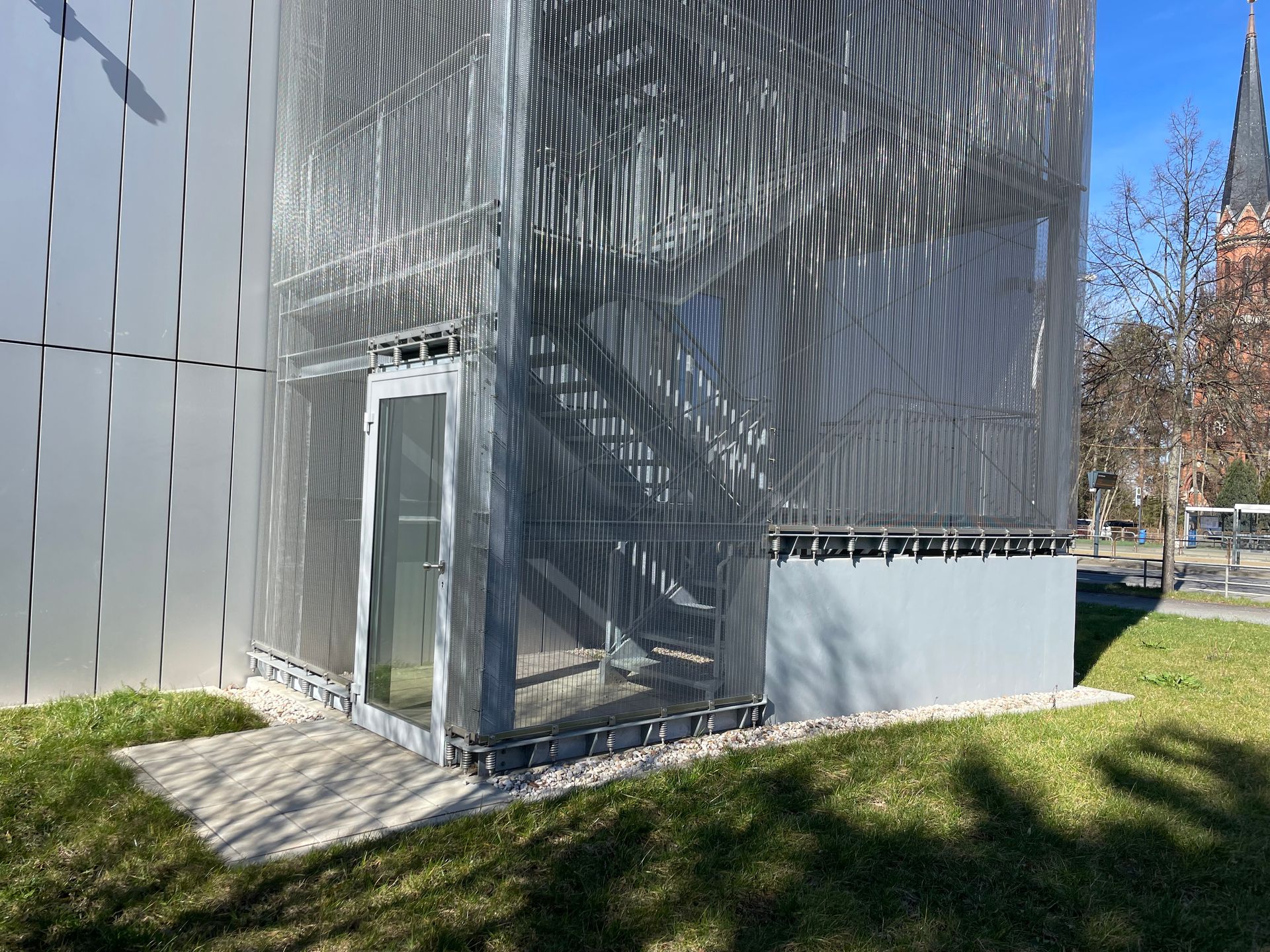 Stahlbetonunterbau für Fluchttreppe