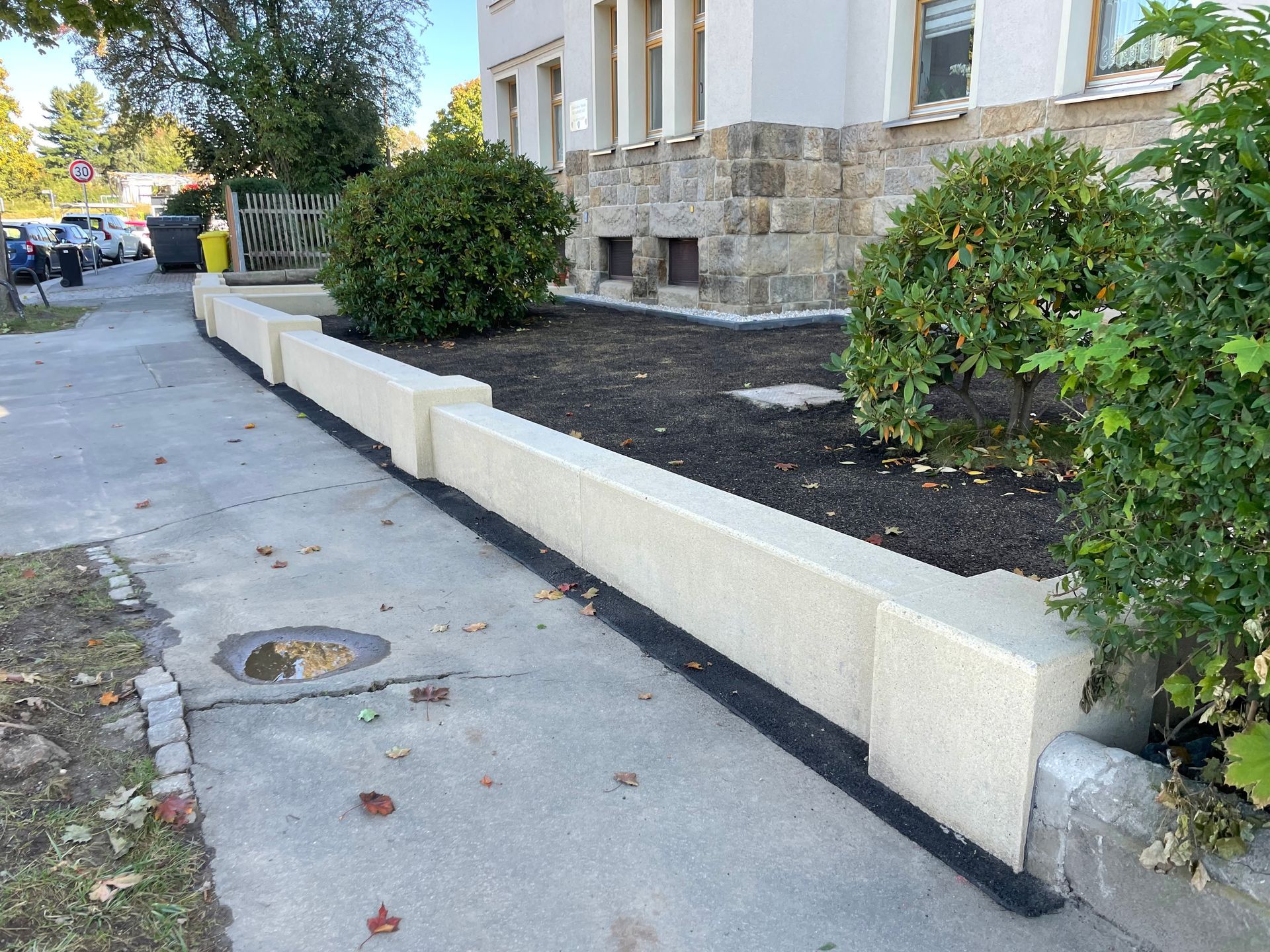 Grundstückseinfriedung und Hauszugang