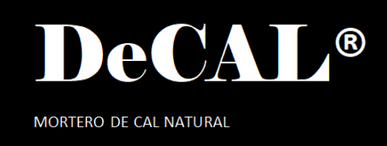 Logotipo de DeCAL en blanco sobre fondo negro con las palabras &ldquo;Mortero de cal natural&rdquo; debajo.