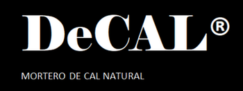 Logotipo de DeCAL en blanco sobre fondo negro con las palabras &ldquo;Mortero de cal natural&rdquo; debajo.