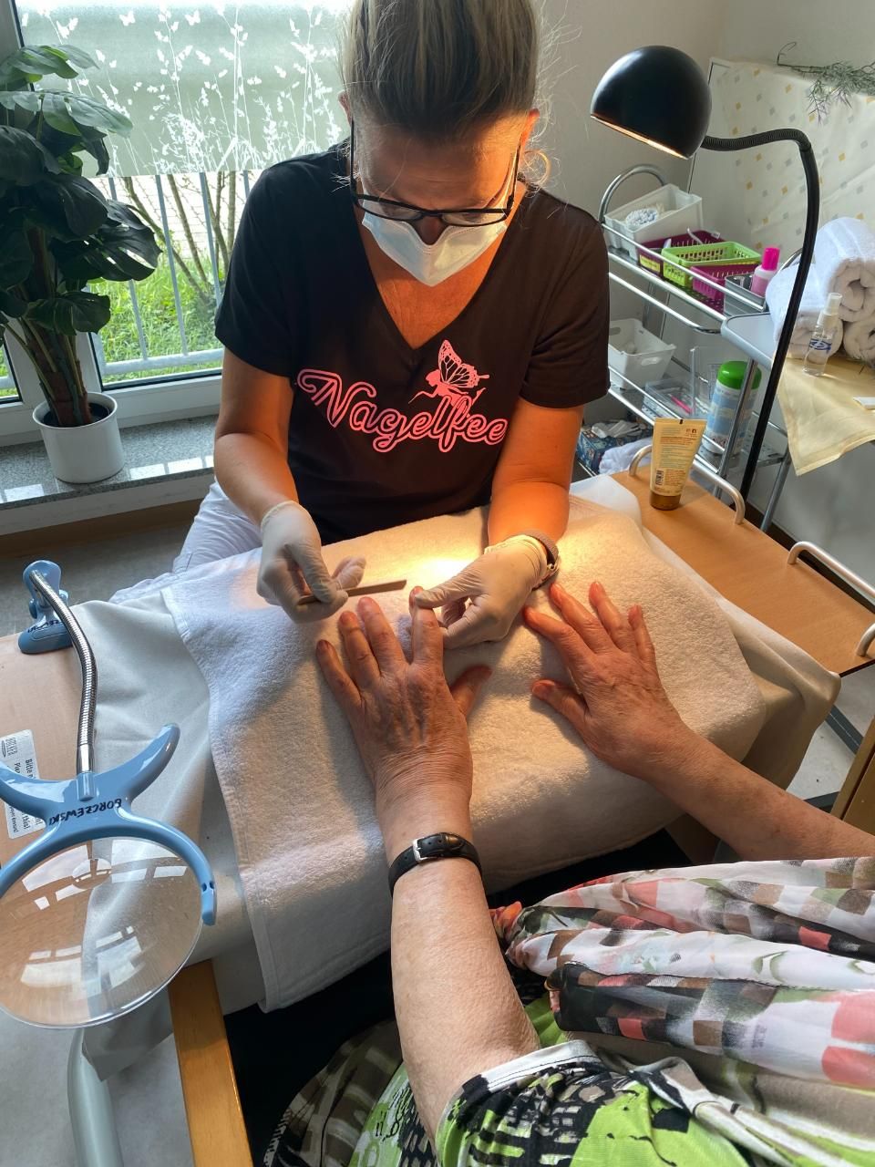 Magdalenen-Heim Aldekerk - Ältere Person erhält eine umfassende Pflege der Fingernägel