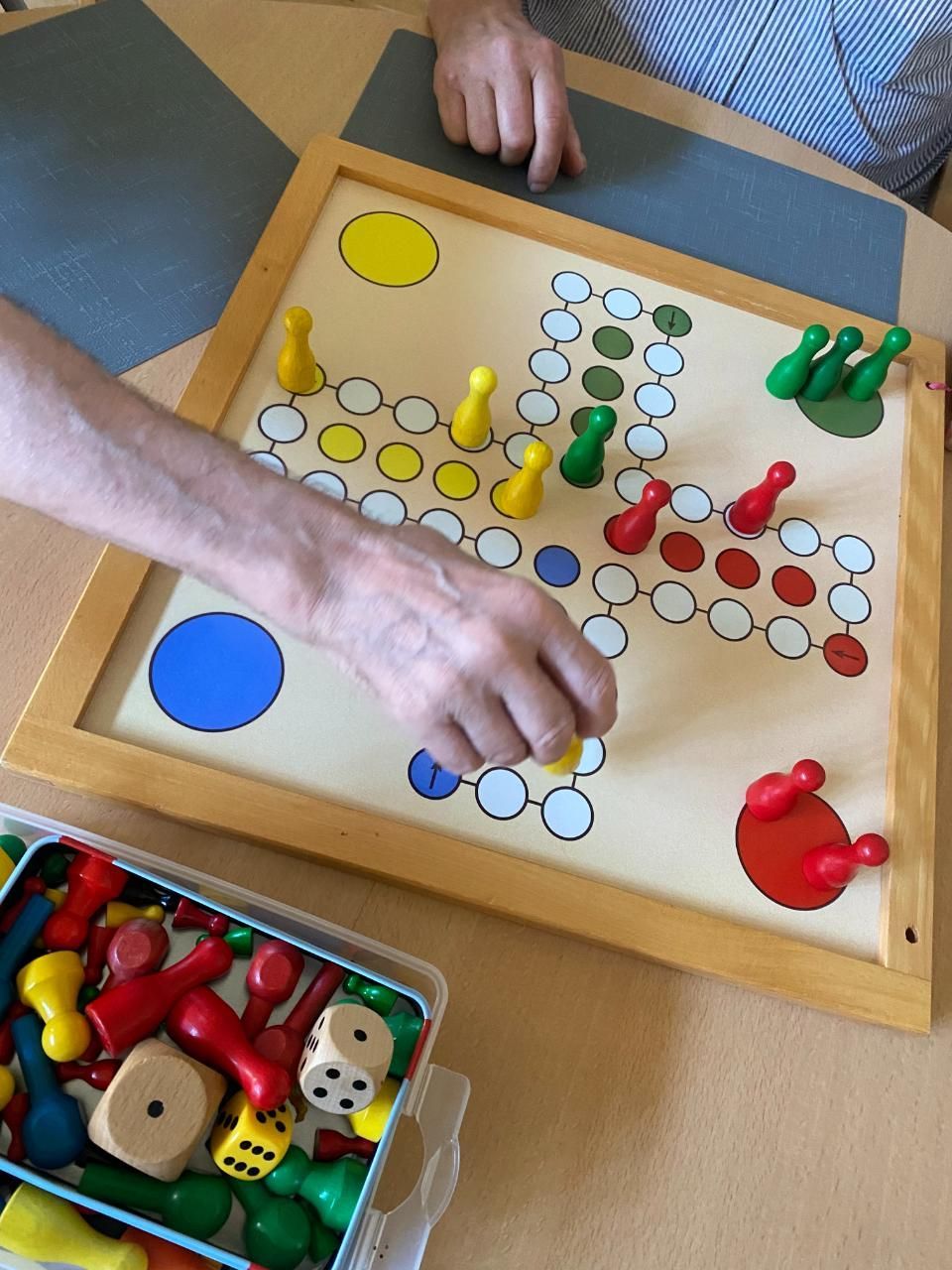 Magdalenen-Heim Aldekerk - Ältere Menschen spielen gemeinsam „Mensch ärgere dich nicht“