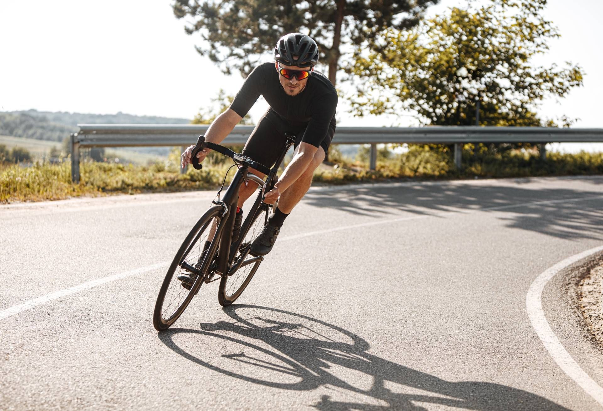 Mann fährt Fahrrad und trägt Sportbrille