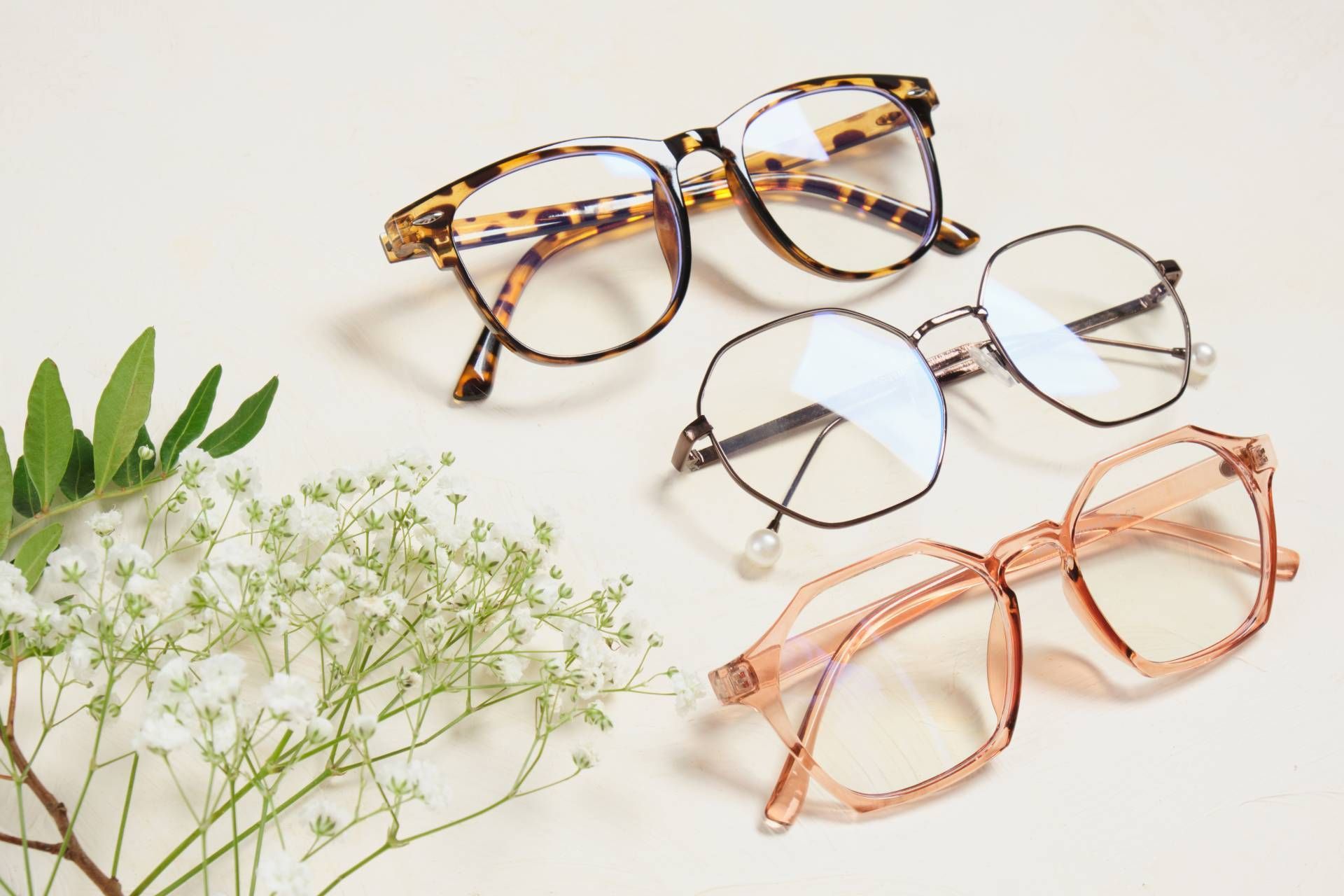 drei verschiedene Arten von Gläsern liegen nebeneinander
