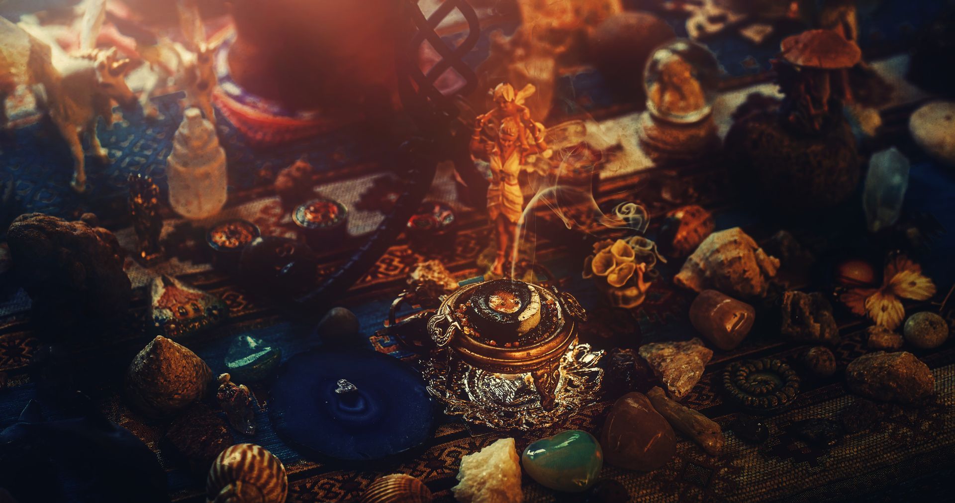 Un altar de bruja desordenado con estatuillas doradas brillantes, cristales, piedras y elementos orgánicos, tenuemente iluminado.