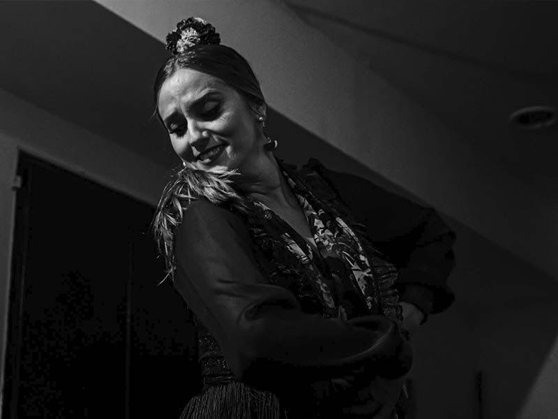 Una mujer baila flamenco en una foto en blanco y negro.