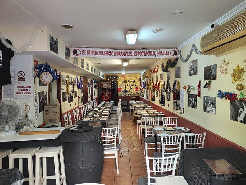 Un restaurante con mesas y sillas y un reloj en la pared.