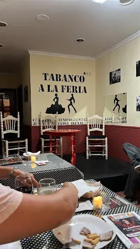 Un grupo de personas están sentadas en mesas en un restaurante.