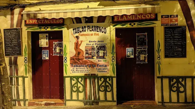 Un edificio con un cartel que dice flamencos.