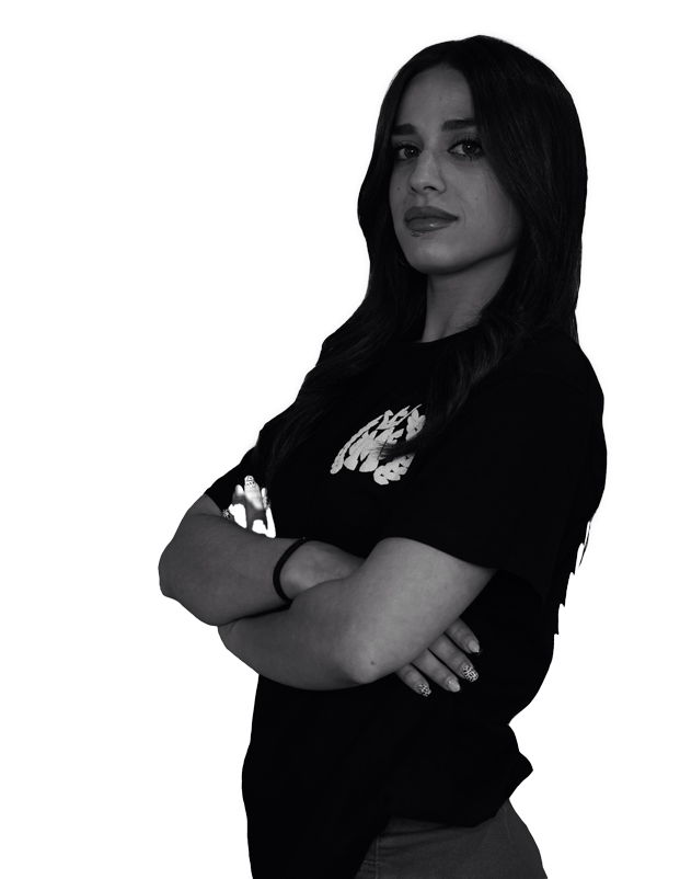 Una fotografía en blanco y negro de una mujer con los brazos cruzados.