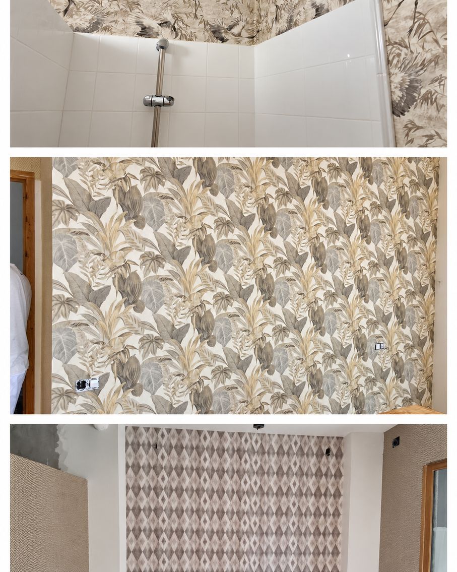 Tres azulejos de pared para el baño en diferentes diseños y colores, incluyendo la zona de la ducha y un papel pintado floral.