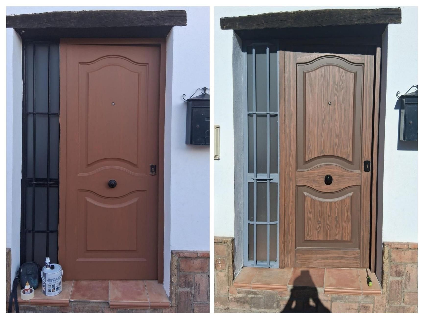 Vista del antes y el después de una puerta principal: pintada de marrón a la izquierda y con acabado veteado de madera a la derecha.