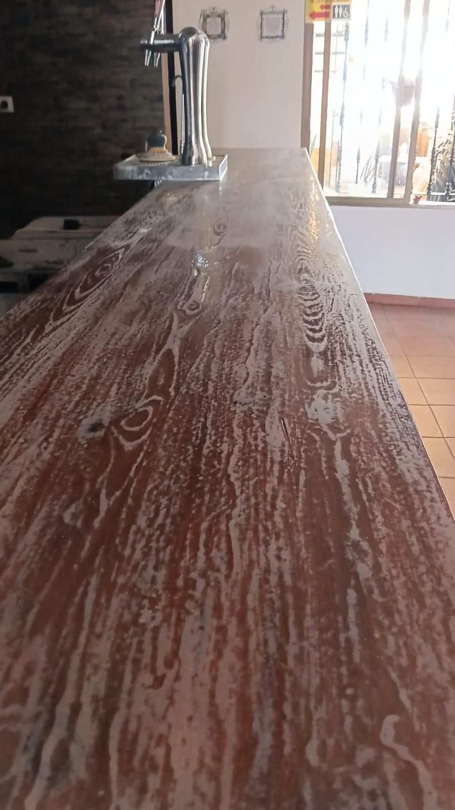 Icono de marcador de posición gris claro con un sol y montañas sobre fondo blanco