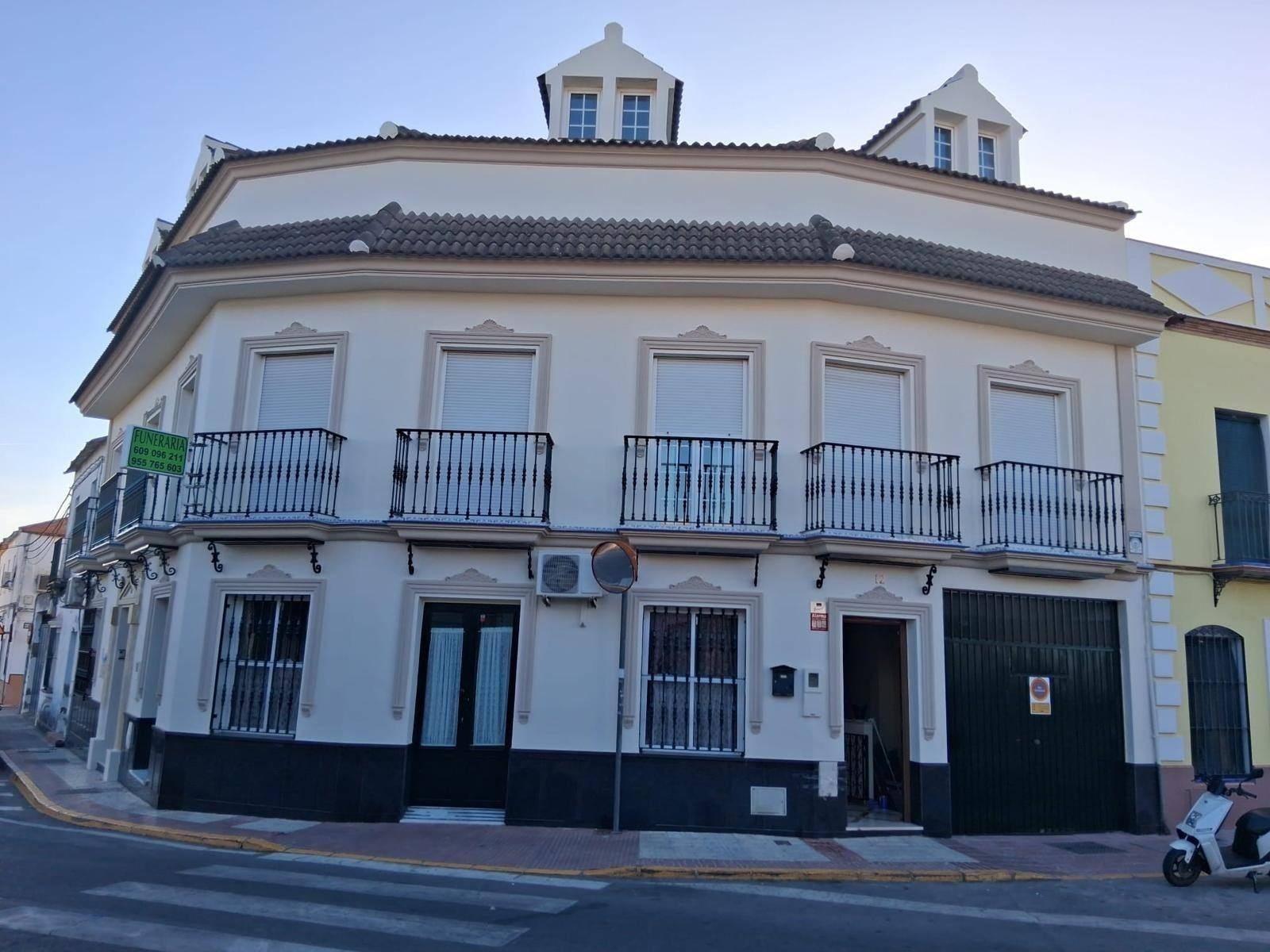 Icono de marcador de posición gris claro con un sol y montañas sobre fondo blanco