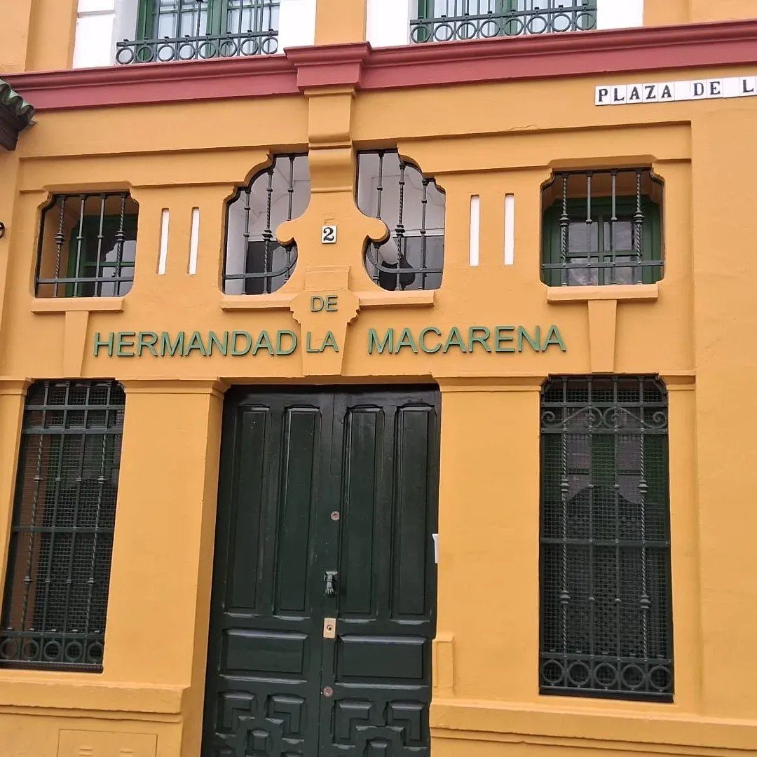 Icono de marcador de posición gris claro con un sol y montañas sobre fondo blanco