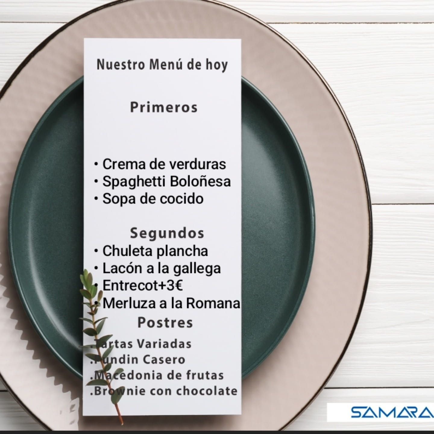 Tarjeta de menú en un plato, que enumera crema de verduras, espaguetis, sopa de guiso, chuleta a la parrilla y más.