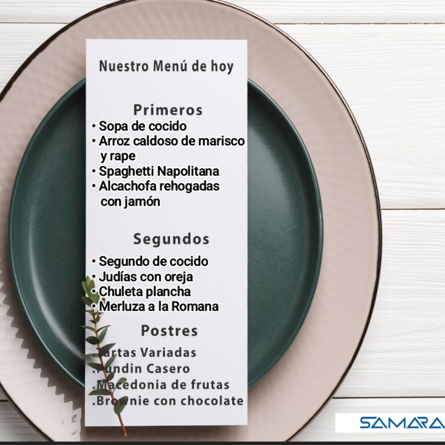 Tarjeta de menú con el menú del día: entrantes, platos principales y postres, en plato.