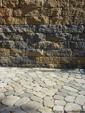 Natursteinwege und -mauern