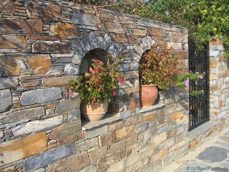 Mauer mit Pflanzennischen