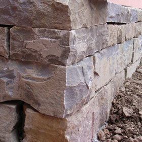 Solide Natursteinmauer