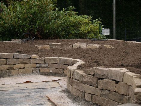 Terrasse und Mauer aus Naturstein