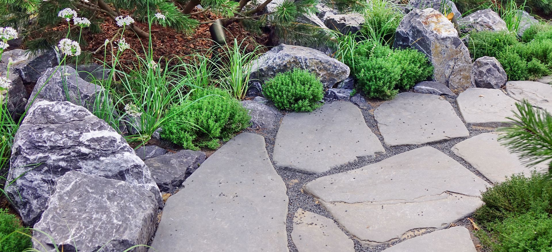 Gartebnwege mit Platten