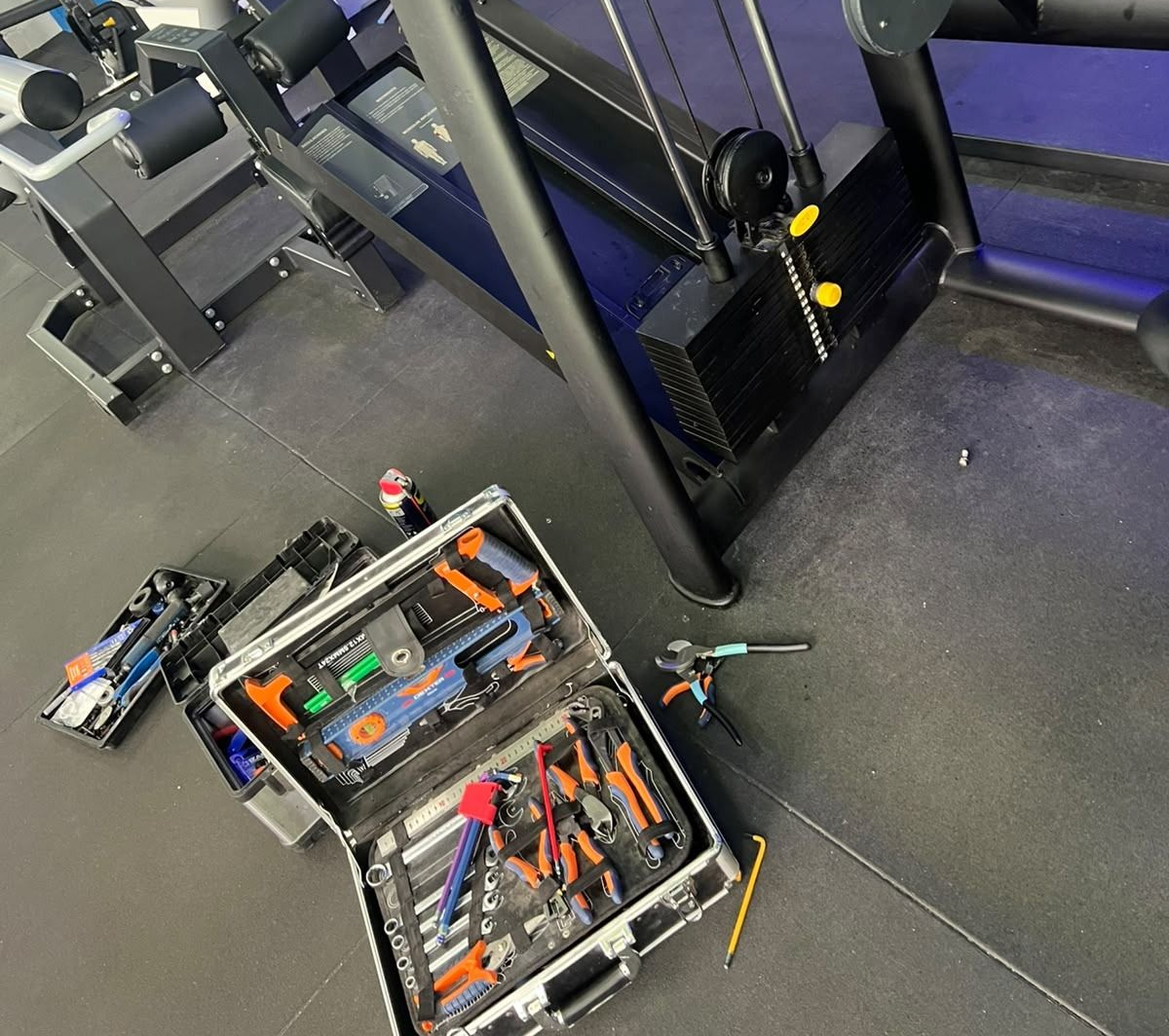 Montaje de maquinaria de musculación en un gimnasio profesional
