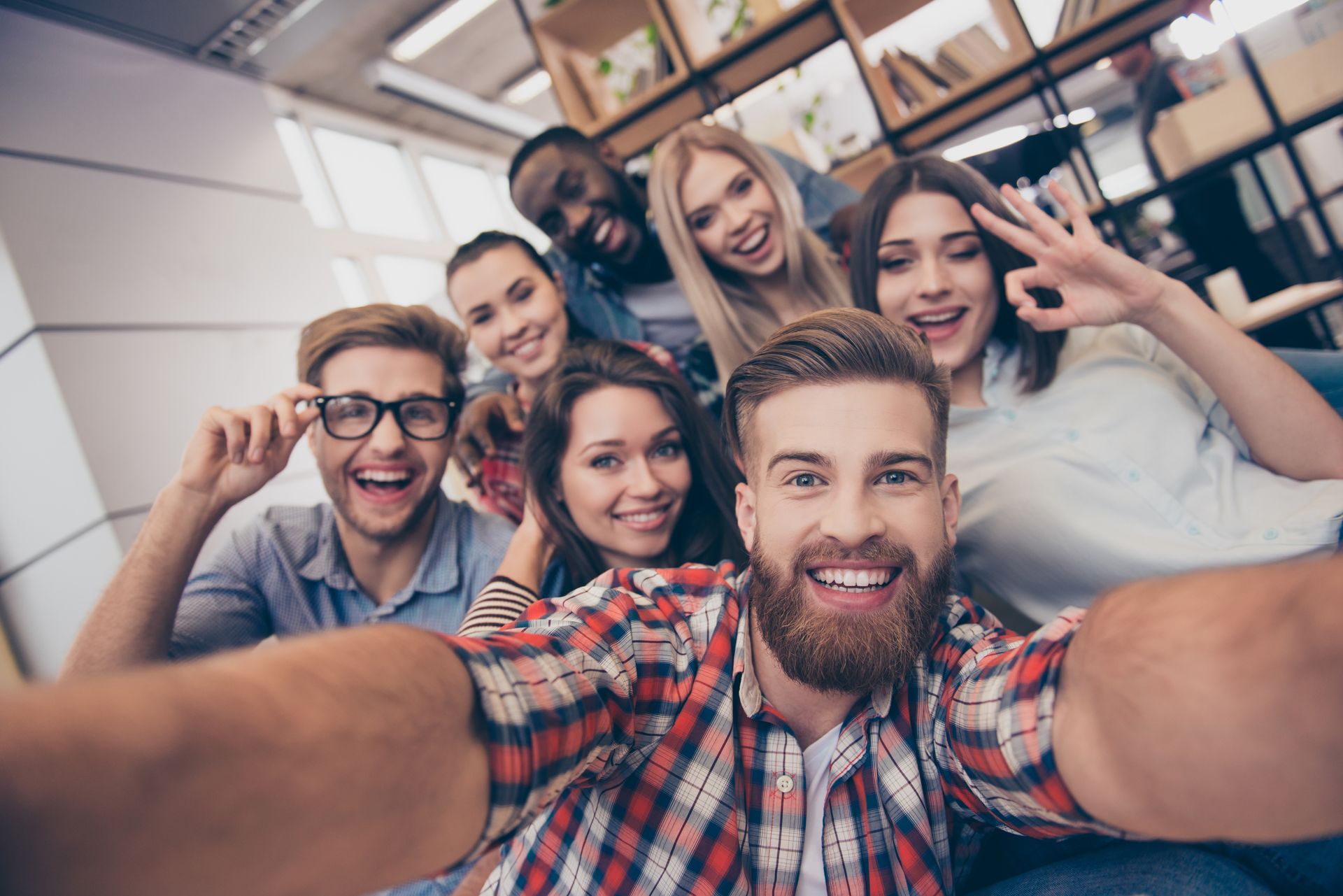 Junge Menschen machen ein Selfie