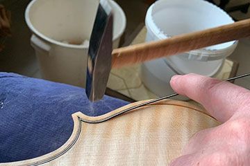 Geigenbau - Der Einlegespahn wird eingearbeitet