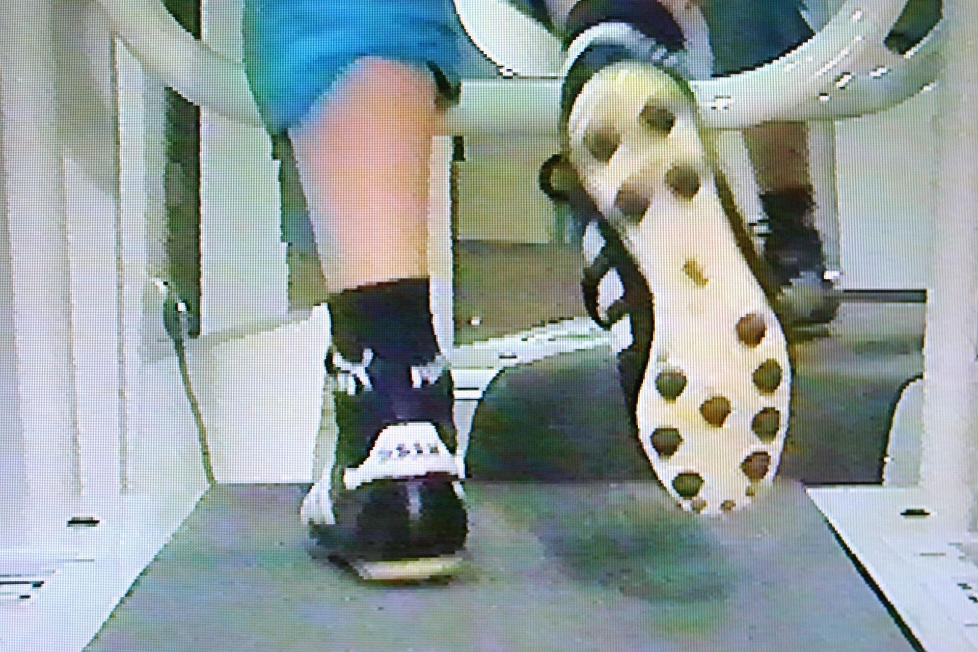 Junge auf einem Laufband  mit schwarzen Socken und Turnschuhe und gerader Fußstellung.