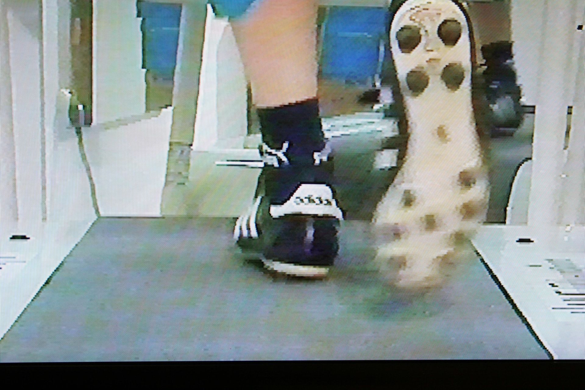 Junge auf einem Laufband  mit schwarzen Socken und Turnschuhe und schiefer Fußstellung.