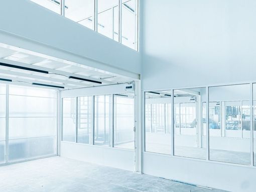 Una gran habitación vacía con muchas ventanas y un techo.