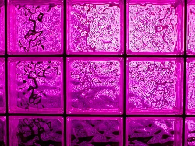 Un primer plano de una fila de bloques de vidrio de color púrpura.