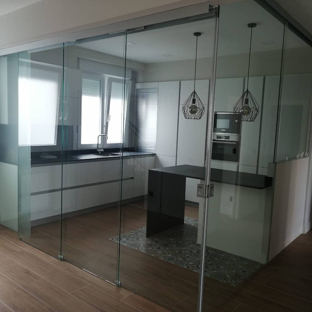 Una cocina con puertas corredizas de vidrio entre la cocina y la sala de estar.