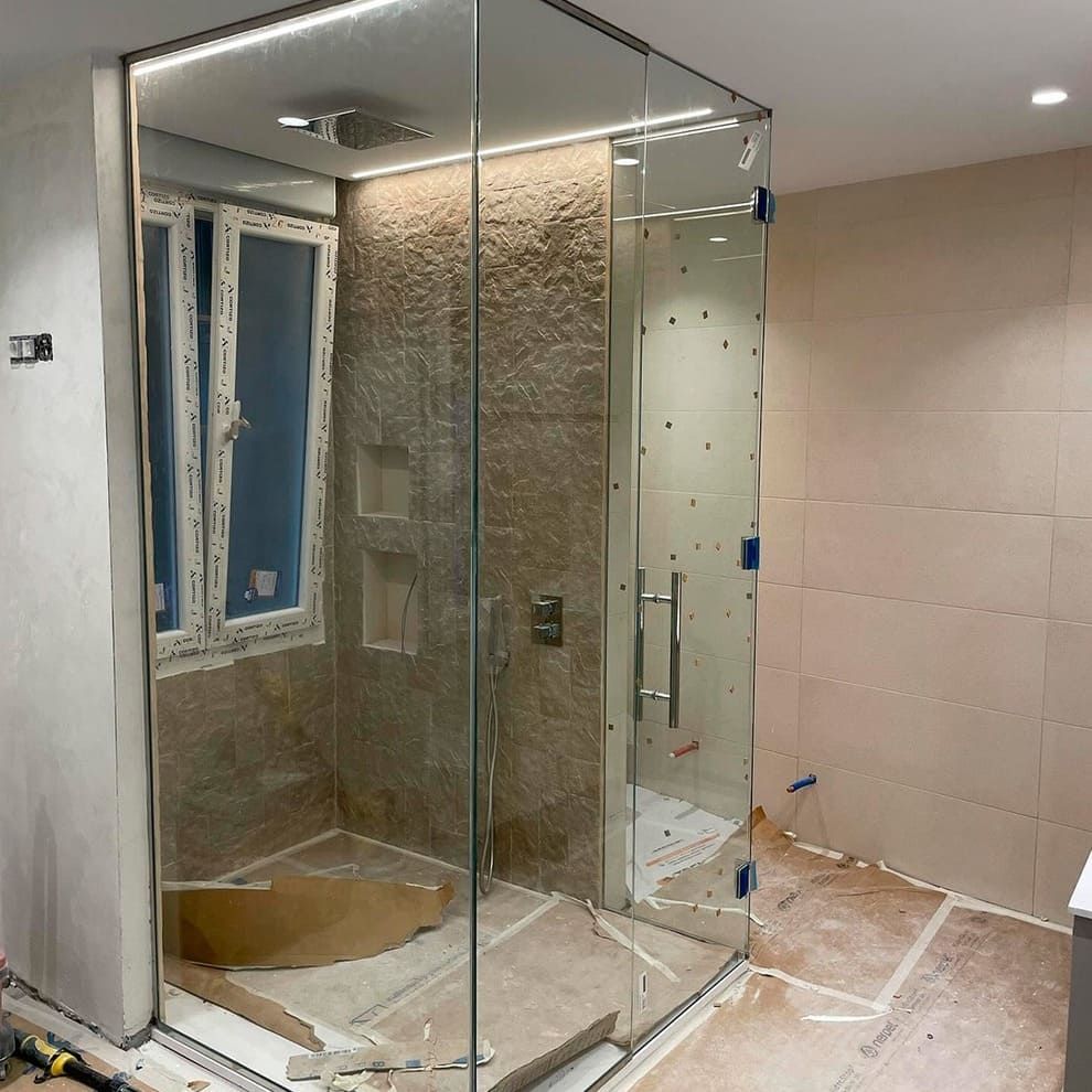 Un baño con ducha a ras de suelo y ventana.