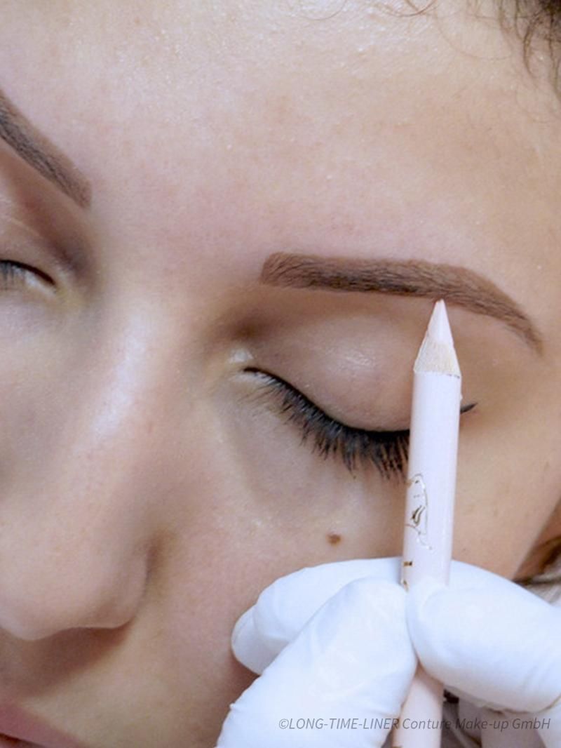 Augenbrauen erhalten Kontur durch Pigment