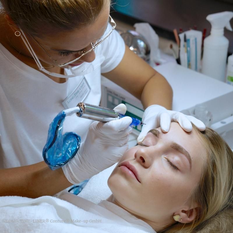 Augenbrauen werden mit einem medizinischen Gerät pigmentiert