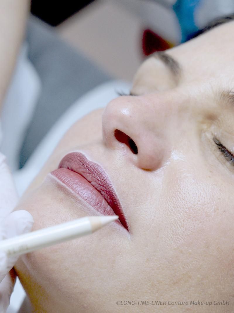 Lippen werden permanent pigmentiert