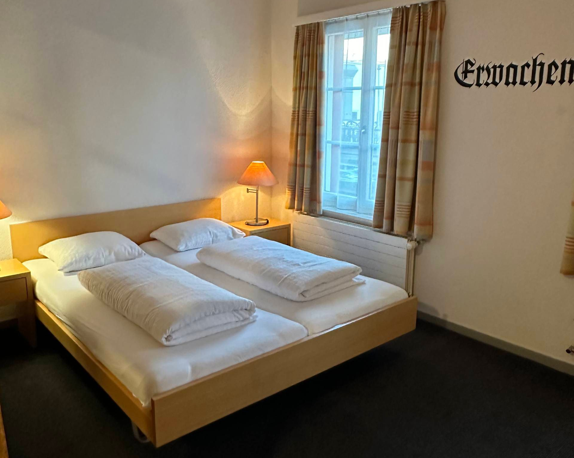 Wein wird am Esstisch in ein Glas eingeschenkt.