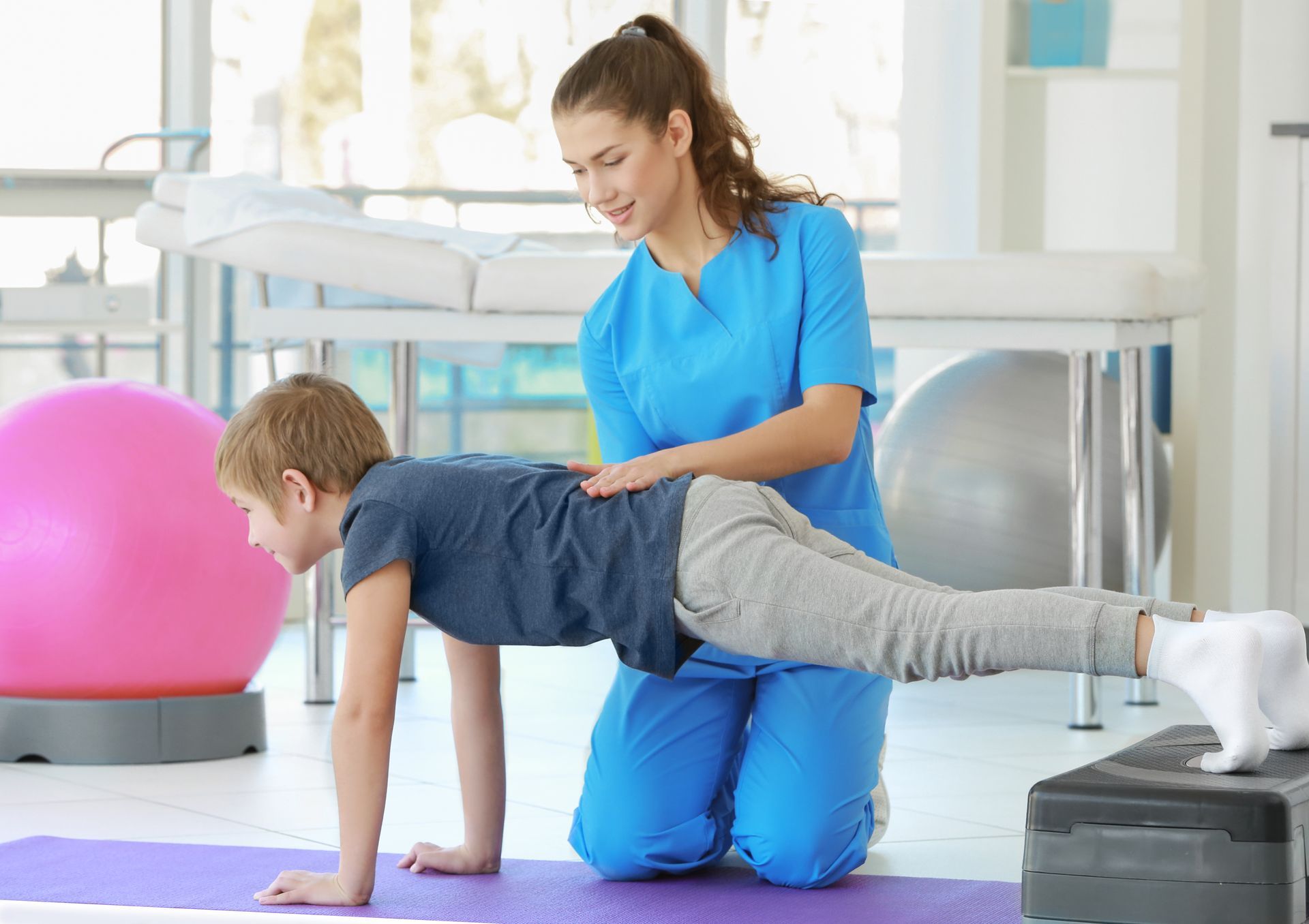 Exercice de mobilité pour un petit garçon