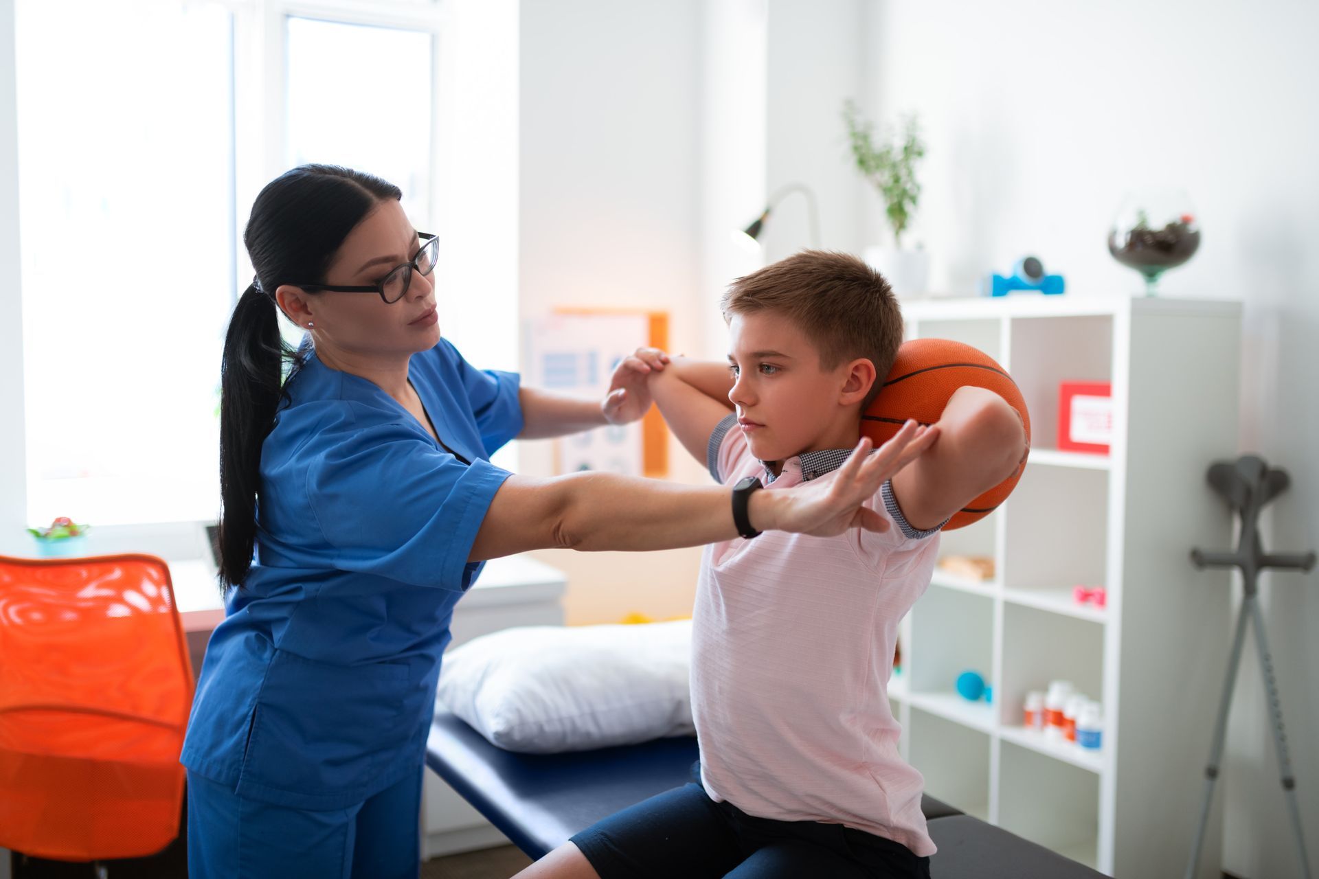 Rééducation d'un enfant avec un ballon