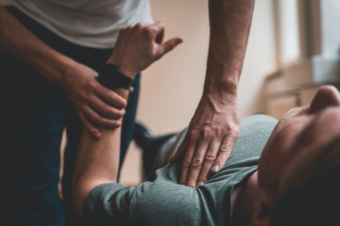 Manipulation de l'épaule d'un homme