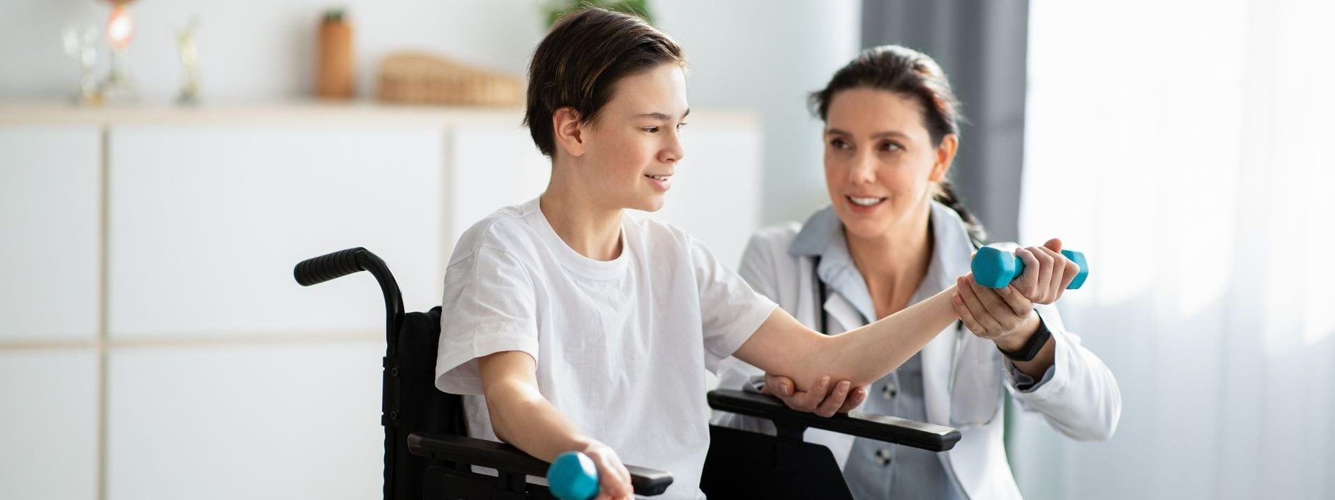 Rééducation garçon en fauteuil