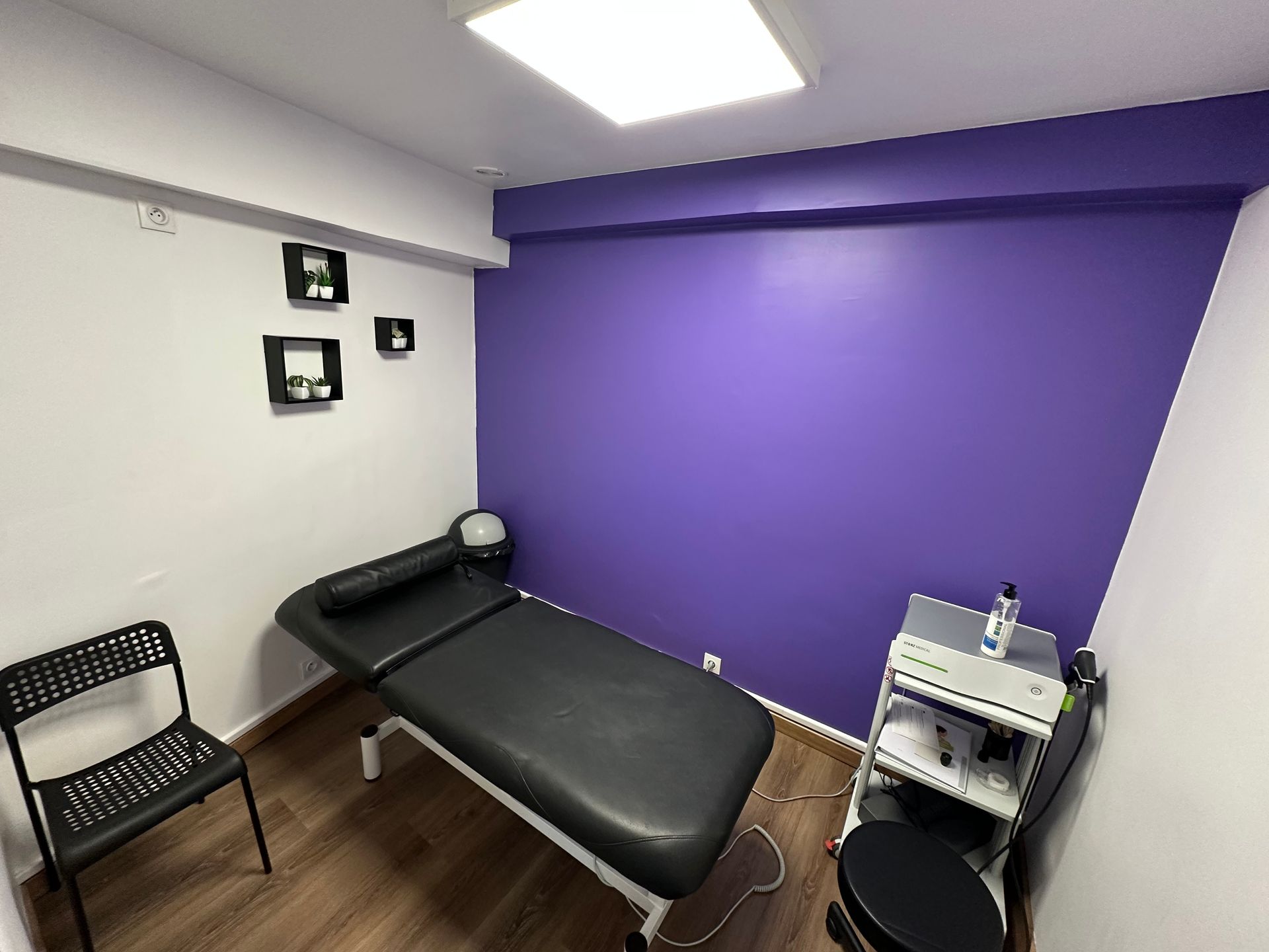 Salle de soins violette pour une rééducation