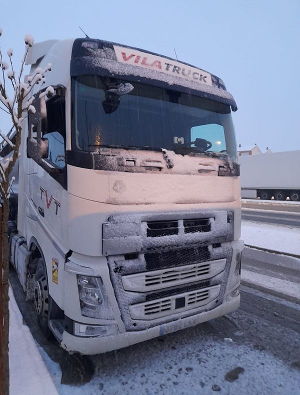 Un camión Vilatruck blanco está estacionado en la nieve.